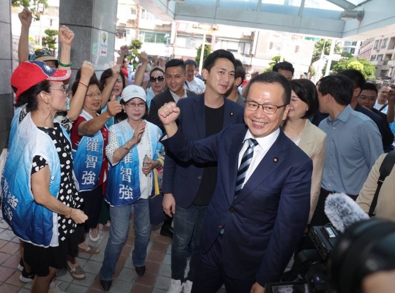 多位藍委力挺陪羅智強登記 刀口對外團結下架賴清德