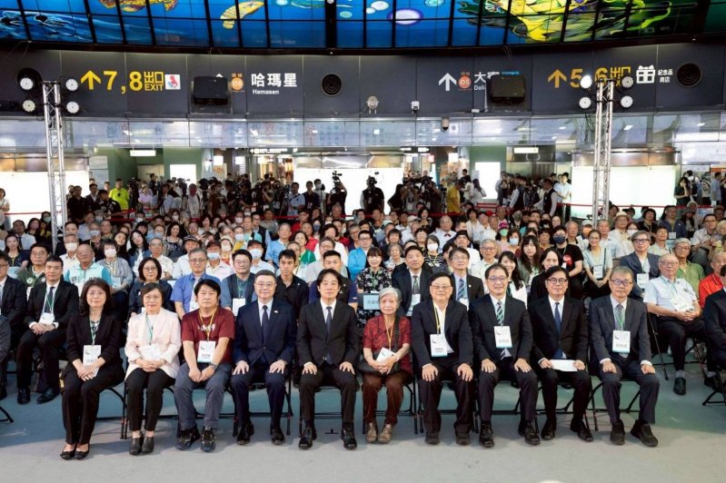 陪同總統出席「誌過去，致未來—平復國家不法暨頒發名譽回復證書聯合典禮」  陳其邁：高雄是民主記憶與和解的所在 讓真相與記憶成為信任的基礎 共同守護民主自由