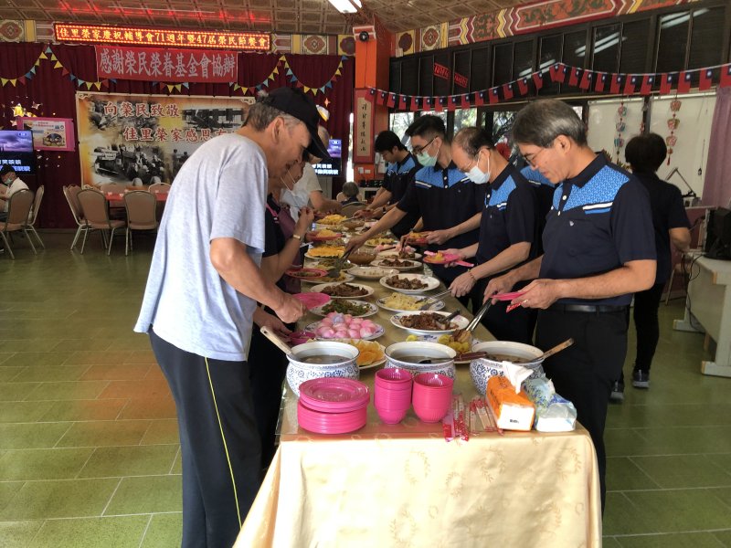 佳里榮家舉辦榮民節慶祝餐會 致敬與感謝榮民長輩一生奉獻