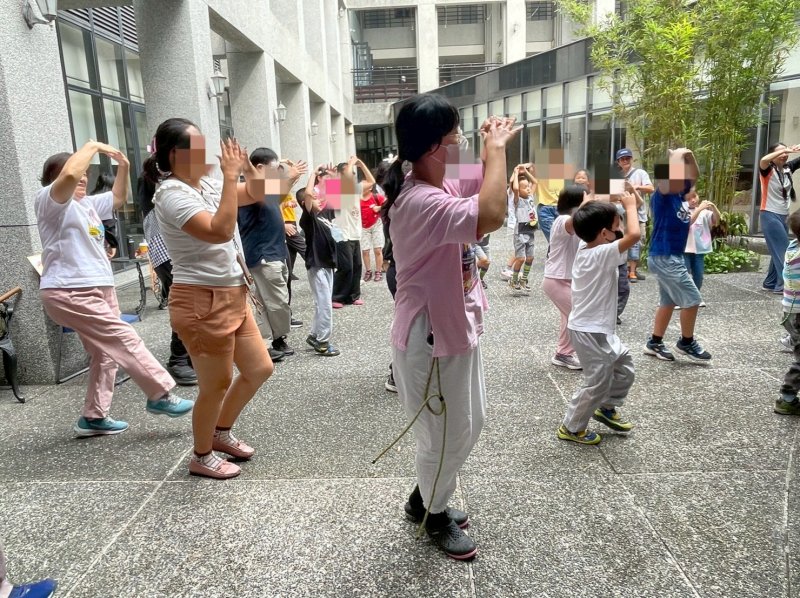 「彩畫、彩話～邁向 Happy・Joy 紓壓營」  看見壓力下的藝術展現，讓愛與色彩療癒每個家庭