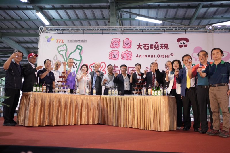 屏東酒廠102週年慶 大石曉規現場彩繪掀熱潮　南國酒窩在屏酒溫暖開展