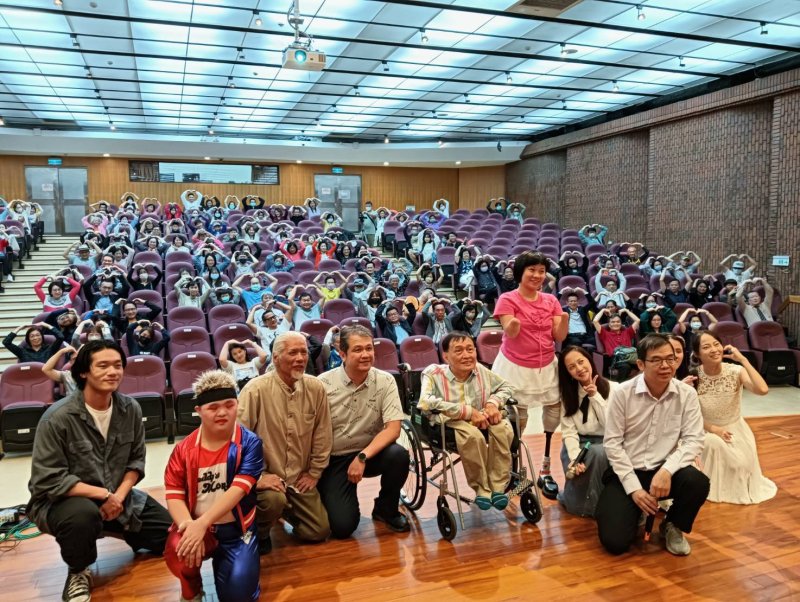勇者無懼,感動生命    混障綜藝團公益演出        展現生命正能量