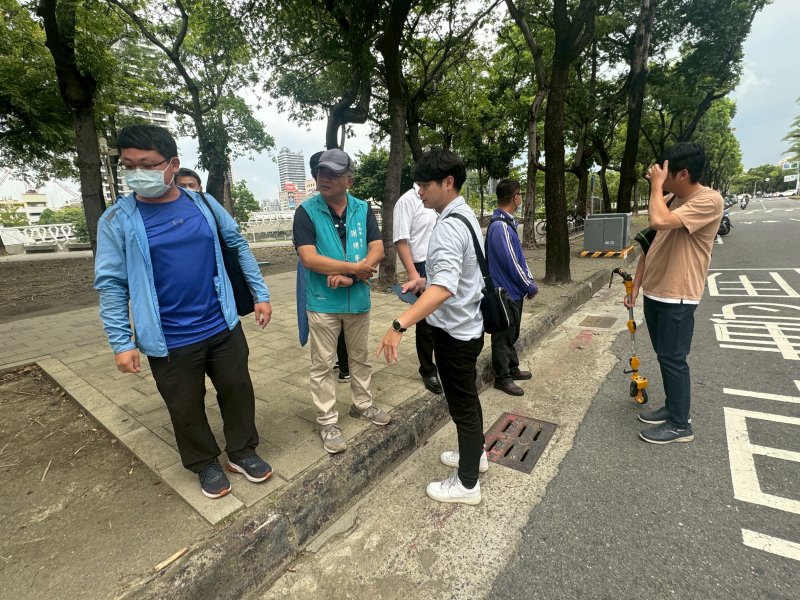 高雄市100百貨幹線公車新增「同盟重慶街口站」 提升三民區安泰里交通便利