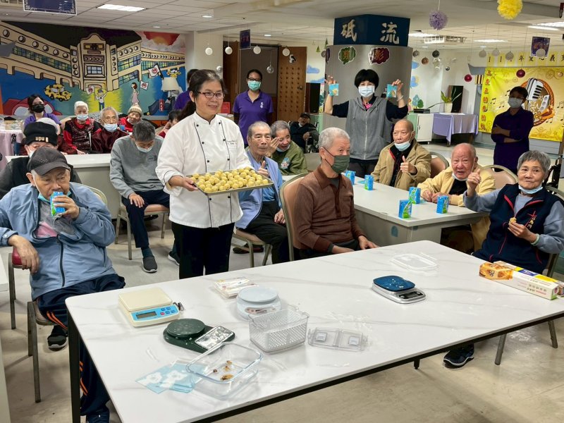 佳里榮家失智長輩手作核桃酥 餅香滿室療癒人心