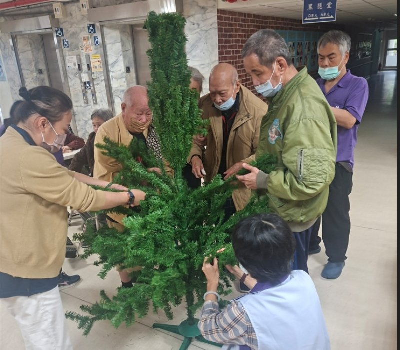 佳里榮家巧手迎聖誕　長輩歡樂布置聖誕樹點亮冬日溫情
