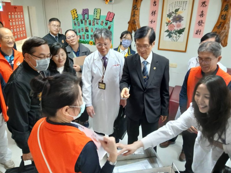輔導會主委嚴德發視導佳里榮家 溫馨問候住民長輩