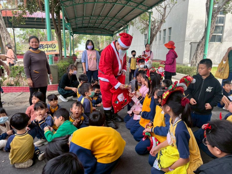 佳里榮家溫馨歡慶12月慶生會　攜手三股國小舉辦歡樂聖誕趴  