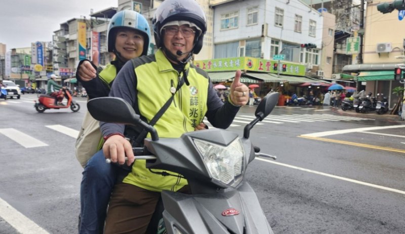 一台機車與選民的距離 左楠選戰中的人文風景　薛兆基夫妻的政治之途