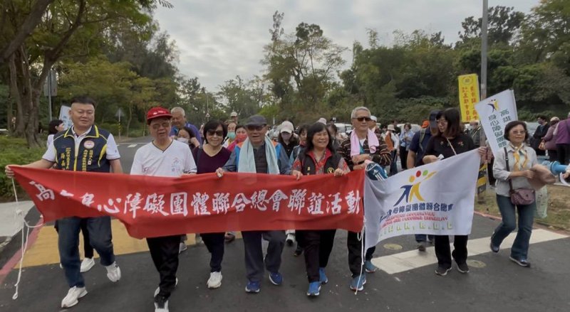 高雄市身障聯合總會舉辦「澄湖～攜手同行 啟程Go」健行活動  百餘名身障者與家屬共迎健康新年