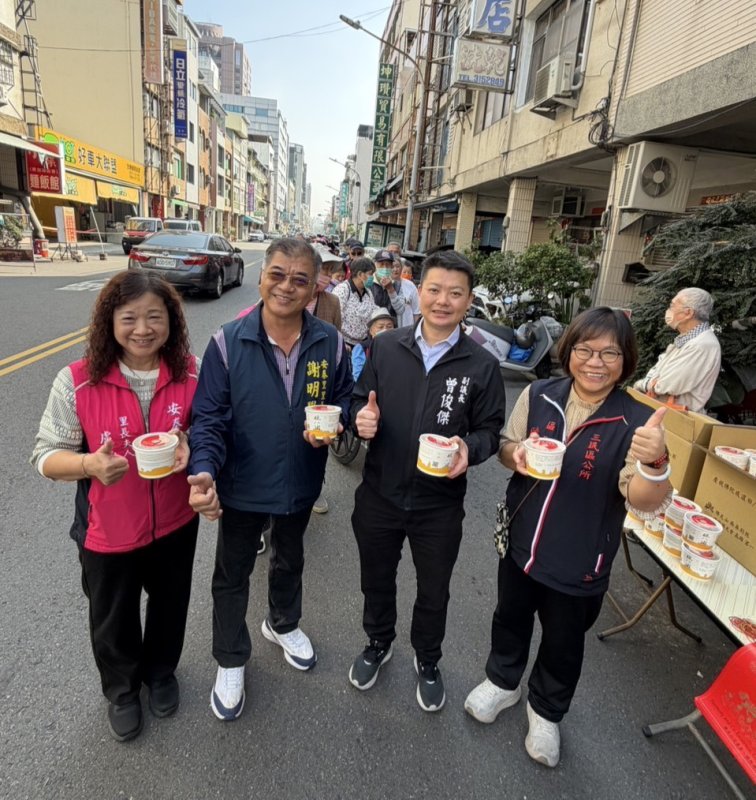 安泰里辦公處舉辦法寶節活動　里長謝明學邀民眾共結緣領臘八粥