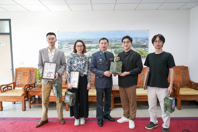 翰墨飄香迎新春　陸軍564旅辦理春節家屬懇親會  書法大師楊國茂揮毫贈春聯　軍營洋溢年節溫情