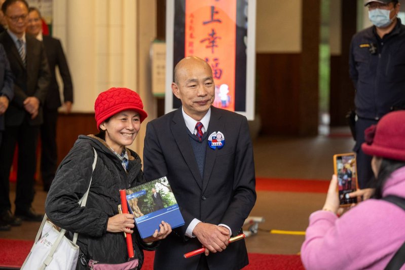立法院長出席立法院馬年限定版春聯院區發放活動  韓國瑜：期待「馬上幸福」春聯，帶給大家幸福平安的一年