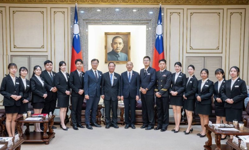 院長接見中華民國115年青年節籌備委員會一行  韓國瑜：期勉青年朋友自我覺醒，多修路少搭牆、廣結善緣、開拓心胸與視野，為台灣未來加油打拼