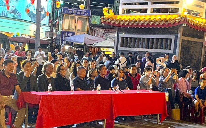 李登勝水墨大師以藝術美學為創作主題，繪製畫作贈送大甲鎮瀾宮