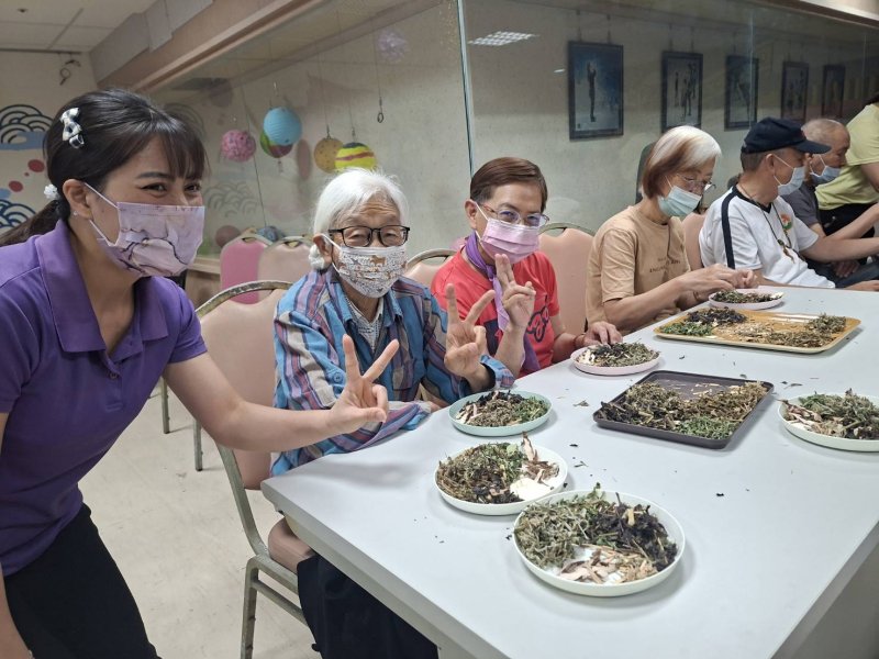 防蚊也能很療癒！佳里榮家攜手中藥行辦理漢方草本防蚊包活動