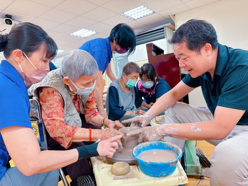 佳里榮家推展失智專區藝術治療　劍獅陶作喚醒長輩記憶與笑容