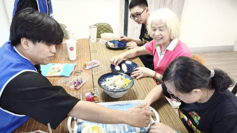 高科大「大手牽小手」志工行動協助唐心幸福庇護工場推動社區共融與社會行銷