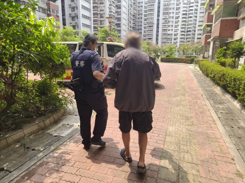 獨居長輩身體不適 啟文警暖心攙扶協助送醫