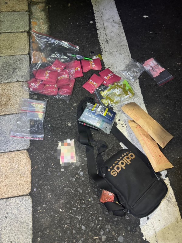 【拍違停竟遭毒男追打！囂張嗆警「我吃藥就吃藥」　前鎮警攔截毒品快餐車查獲近300包毒品】