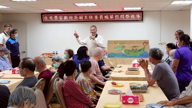 輔導會副主委吳志揚端節慰問佳里榮家 指導浴廁整修工程