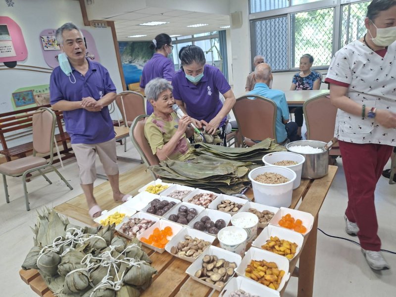 粽葉飄香幸福安康 佳里榮家住民齊包粽、歡樂立蛋共度溫馨端午
