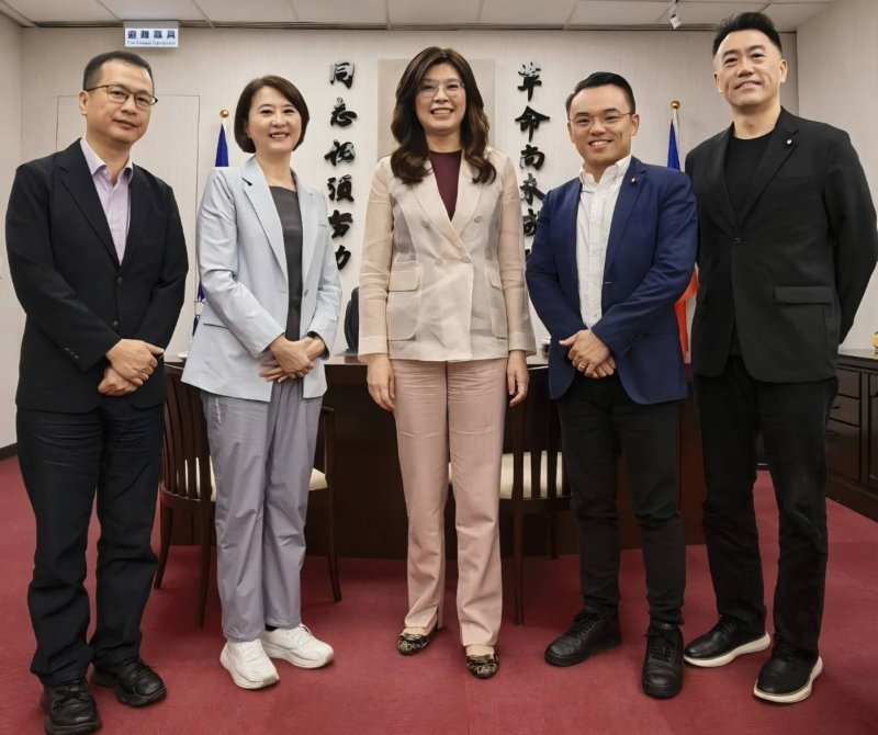 國民黨中央與黨團溝通順暢、立場一致，共同展現台灣主流民意，讓重大公共議題回歸人民決定