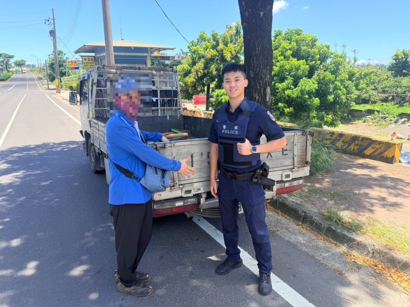 40度高溫不喊累！仁武警實習生徒手推拋錨車助脫困 暖心服務獲民眾讚賞