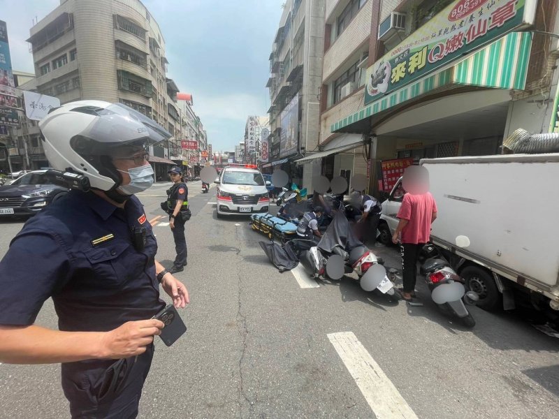 【小貨車駕駛突發不適昏厥自撞 小港警消火速救援急送醫】