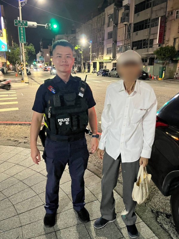 迷途老翁忘返家路 博愛四路警暖心護送返家