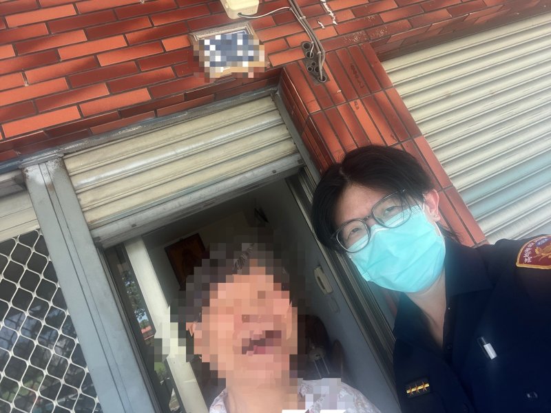婦人騎車迷途左營急落淚   暖警「一人一車」陪騎護送返鳥松家