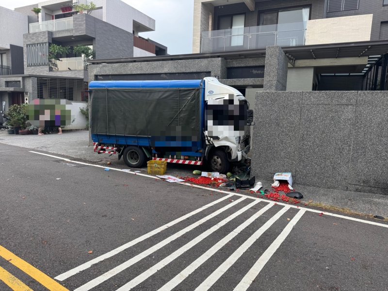 佳冬鄉溝渚路自撞交通事故說明