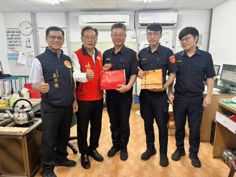 枋警歡慶父親節 警察爸爸辛苦了