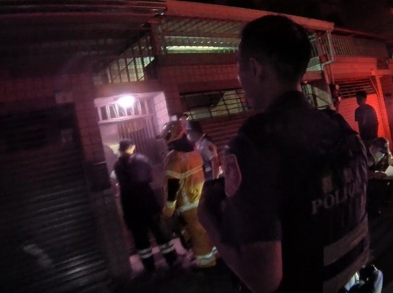 【獨居老翁跌倒受困！ 湖內警消十萬火急破門搶救 助79歲翁脫困送醫】