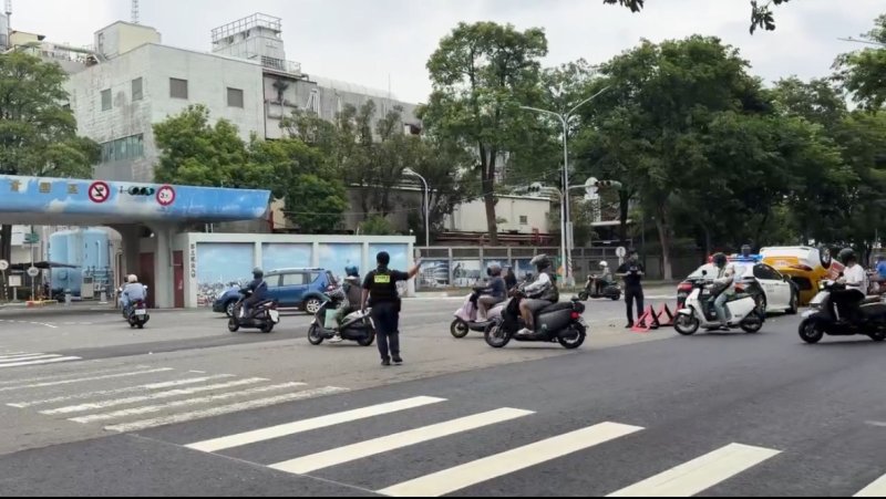 《兩汽車追撞  駕駛與乘客送醫無大礙》