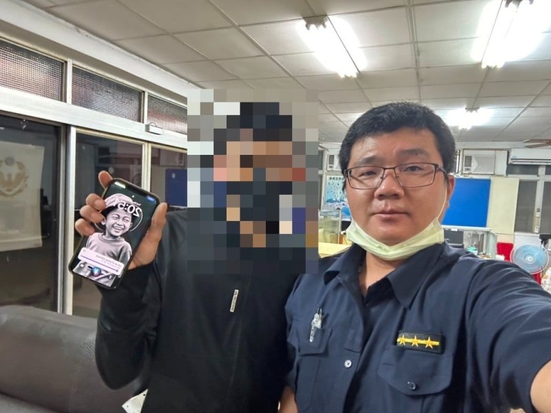 移工手機電量耗盡迷途 東港警助充電導航返家