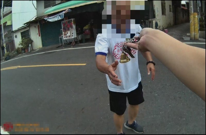 路旁機車鑰匙未拔 細心內埔警即時代保管並送還車主