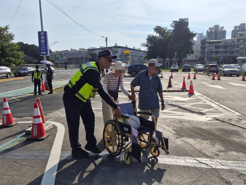 【親子遊樂園開幕湧人潮　暖警攙扶老夫妻安全通行】