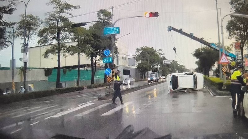 《汽車翻覆  駕駛無大礙》