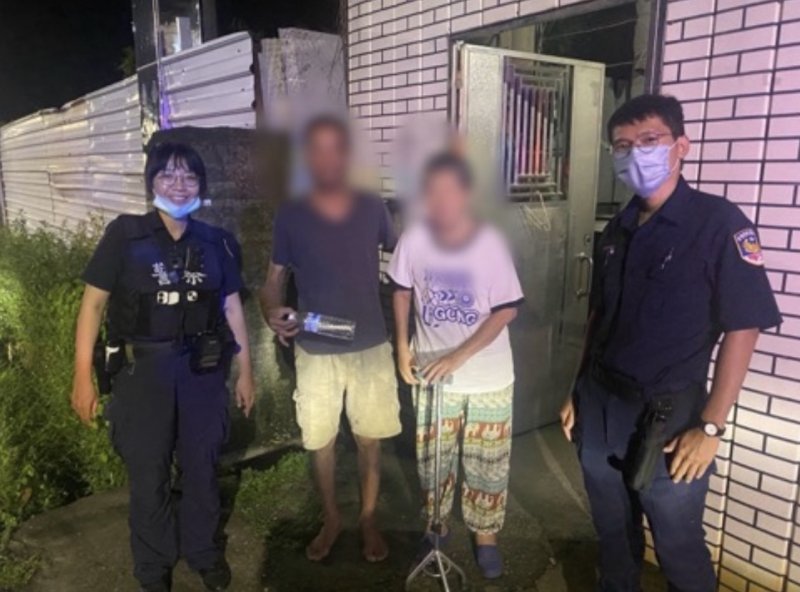 男子深夜赤腳迷途街頭　仁武警攜實習生即時伸援助返家團圓