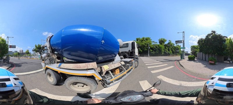 左警打造VR神器 解密大車三大隱形殺手 體驗被大車撞擊瞬間 民眾驚呼：「阿彌陀佛