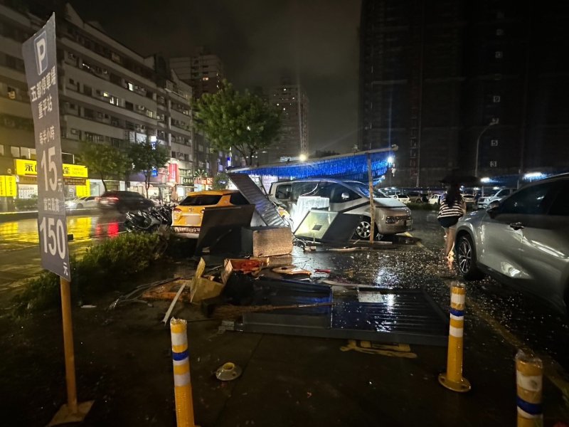 計程車滑上人行道擦撞母女　再撞停車場4車及繳費亭