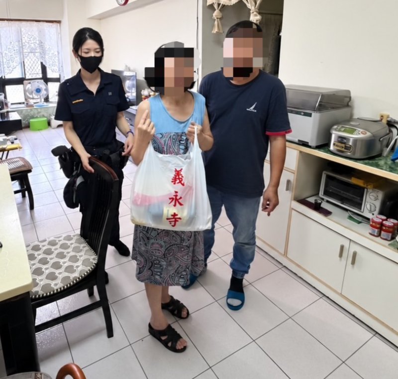 【一肩扛起癌母病父生計　暖警送物資助度過難關】