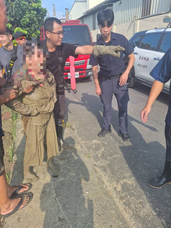 【雨後務農變「泥巴浴」？阿嬤受困泥濘 阿蓮警消聯手救援成功】