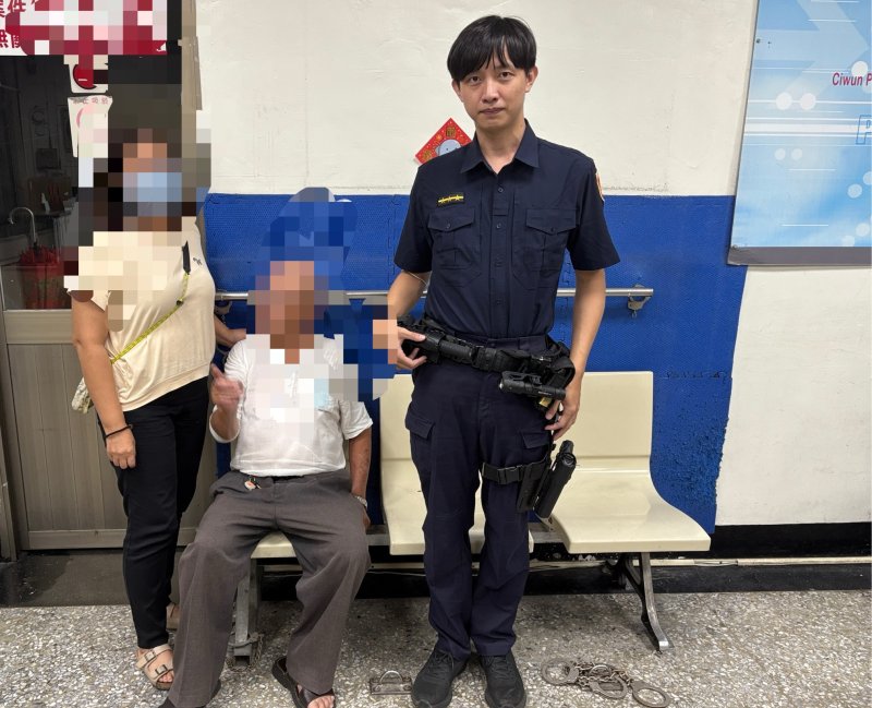 八旬阿伯騎遍前鎮左營 啟文警佩服好腳力