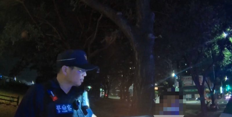 《關心安全不分晝夜！楠警主動關懷路人 意外查獲通緝犯》