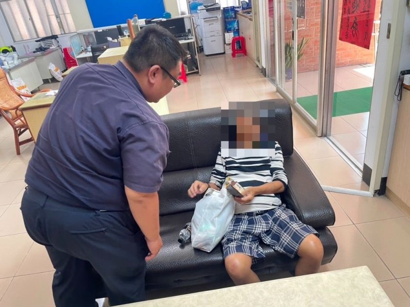 民眾酷暑徒步體力透支 東港警自掏腰包助返家