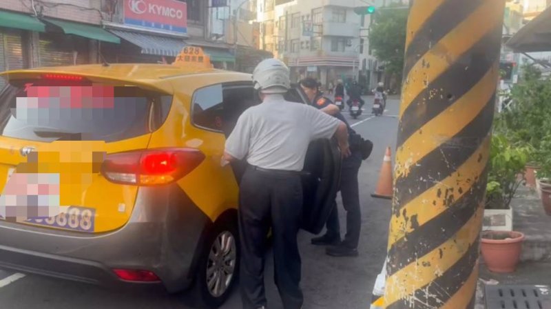 【前鎮街警員熱心協助返家　計程車司機愛心接力送上樓】