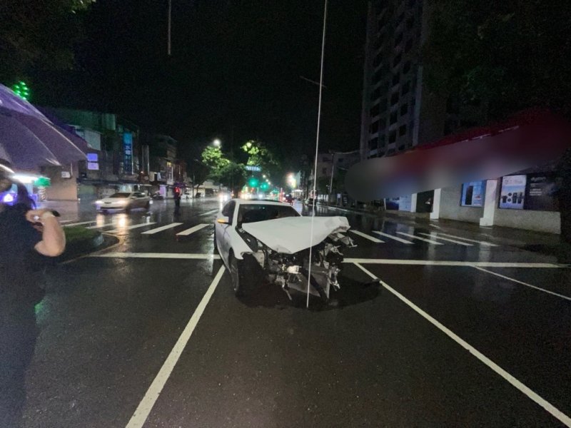 《汽車自撞事故 當事人無大礙》