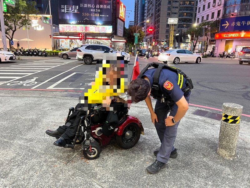 輪椅突故障受困路邊   新莊警化解危助返家