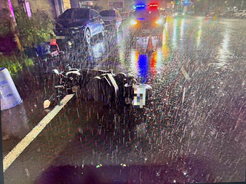 《 豪雨視線差釀交通事故 警籲減速駕駛》